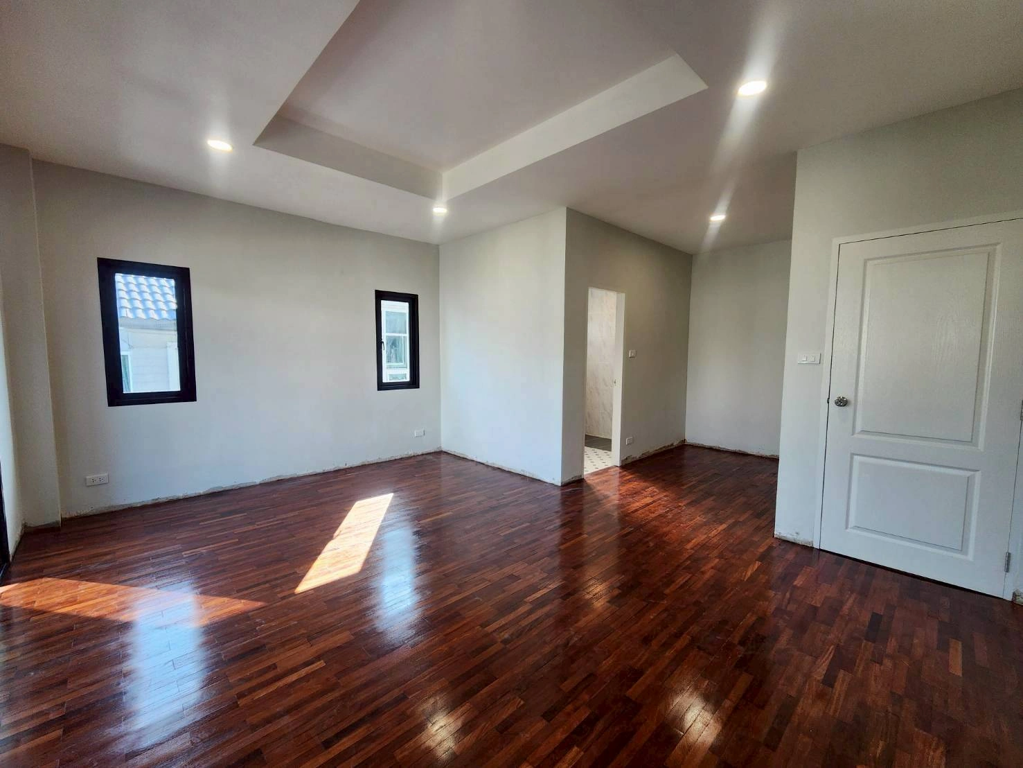 ธนาสิริ รัตนาธิเบศร์ บ้านมือสองตกเเต่งใหม่  บนทำเลเดินทางสะดวก เชื่อมต่อถนนรัตนาธิเบศร์ ถนนบางกรวย-ไทรน้อย ถนนราชพฤกษ์ ใกล้รถไฟฟ้าสายสีม่วง "สถานีบางพลู"