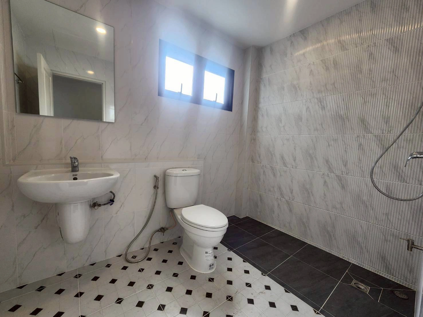 ธนาสิริ รัตนาธิเบศร์ บ้านมือสองตกเเต่งใหม่  บนทำเลเดินทางสะดวก เชื่อมต่อถนนรัตนาธิเบศร์ ถนนบางกรวย-ไทรน้อย ถนนราชพฤกษ์ ใกล้รถไฟฟ้าสายสีม่วง "สถานีบางพลู"