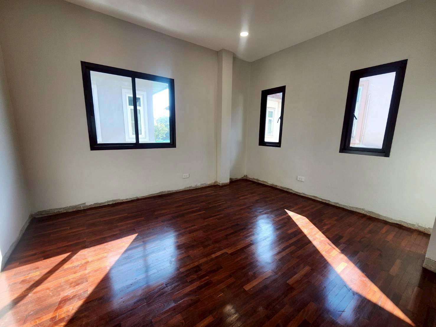 ธนาสิริ รัตนาธิเบศร์ บ้านมือสองตกเเต่งใหม่  บนทำเลเดินทางสะดวก เชื่อมต่อถนนรัตนาธิเบศร์ ถนนบางกรวย-ไทรน้อย ถนนราชพฤกษ์ ใกล้รถไฟฟ้าสายสีม่วง "สถานีบางพลู"