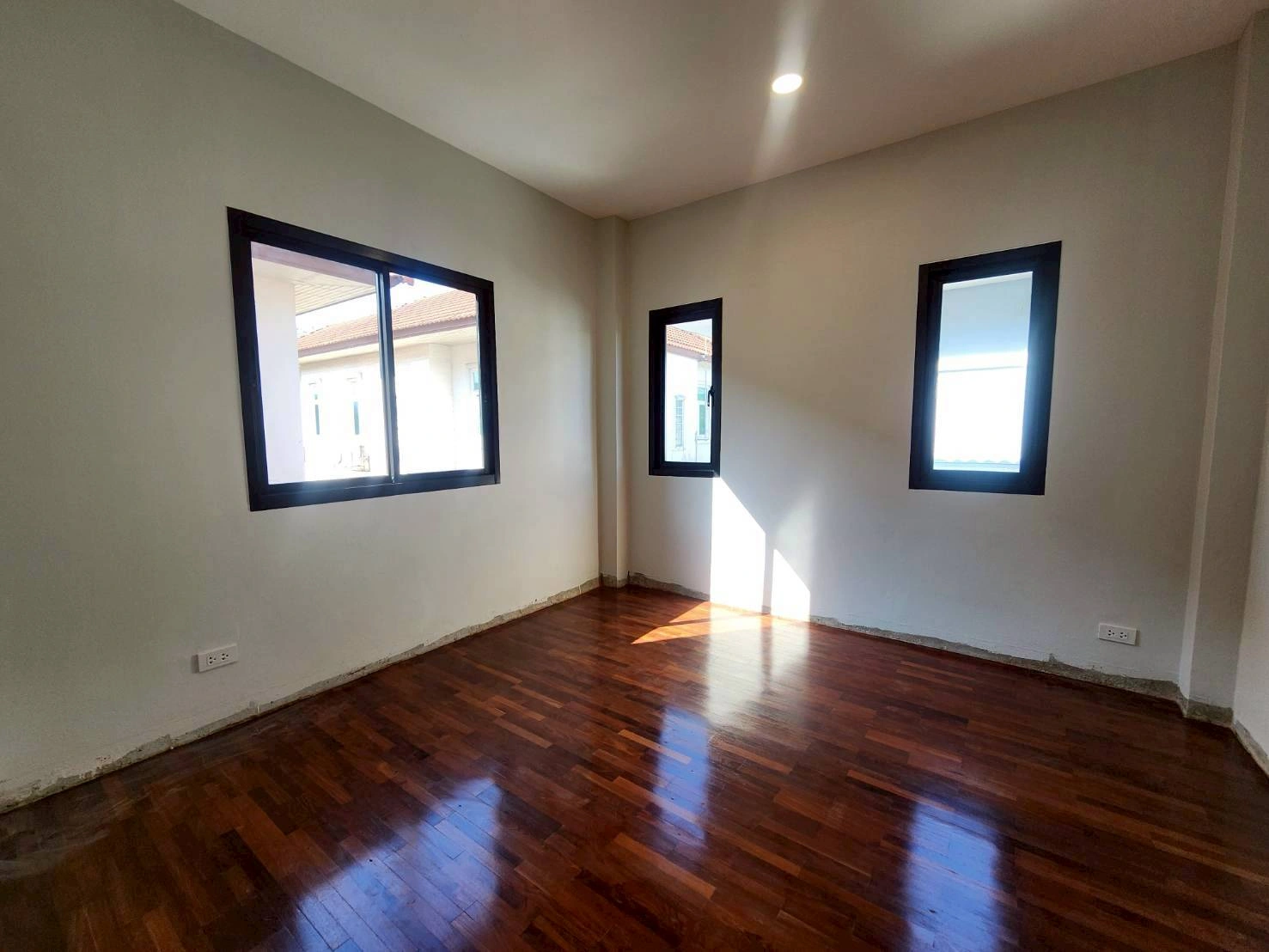 ธนาสิริ รัตนาธิเบศร์ บ้านมือสองตกเเต่งใหม่  บนทำเลเดินทางสะดวก เชื่อมต่อถนนรัตนาธิเบศร์ ถนนบางกรวย-ไทรน้อย ถนนราชพฤกษ์ ใกล้รถไฟฟ้าสายสีม่วง "สถานีบางพลู"