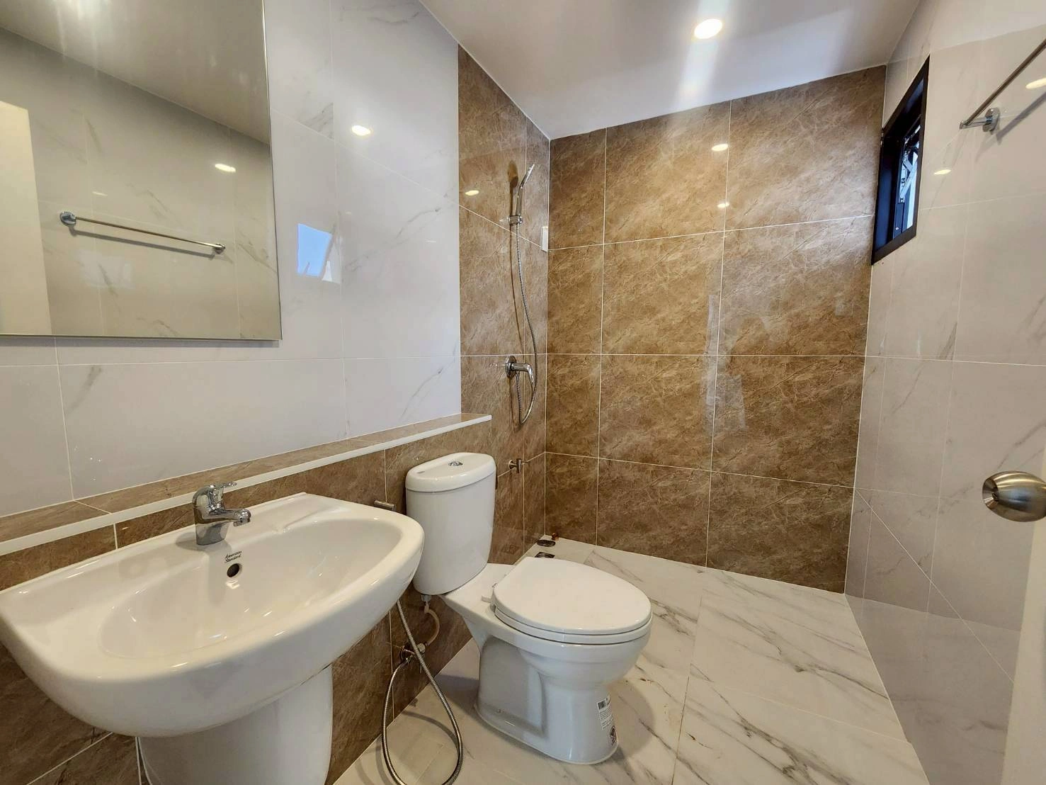 ธนาสิริ รัตนาธิเบศร์ บ้านมือสองตกเเต่งใหม่  บนทำเลเดินทางสะดวก เชื่อมต่อถนนรัตนาธิเบศร์ ถนนบางกรวย-ไทรน้อย ถนนราชพฤกษ์ ใกล้รถไฟฟ้าสายสีม่วง "สถานีบางพลู"