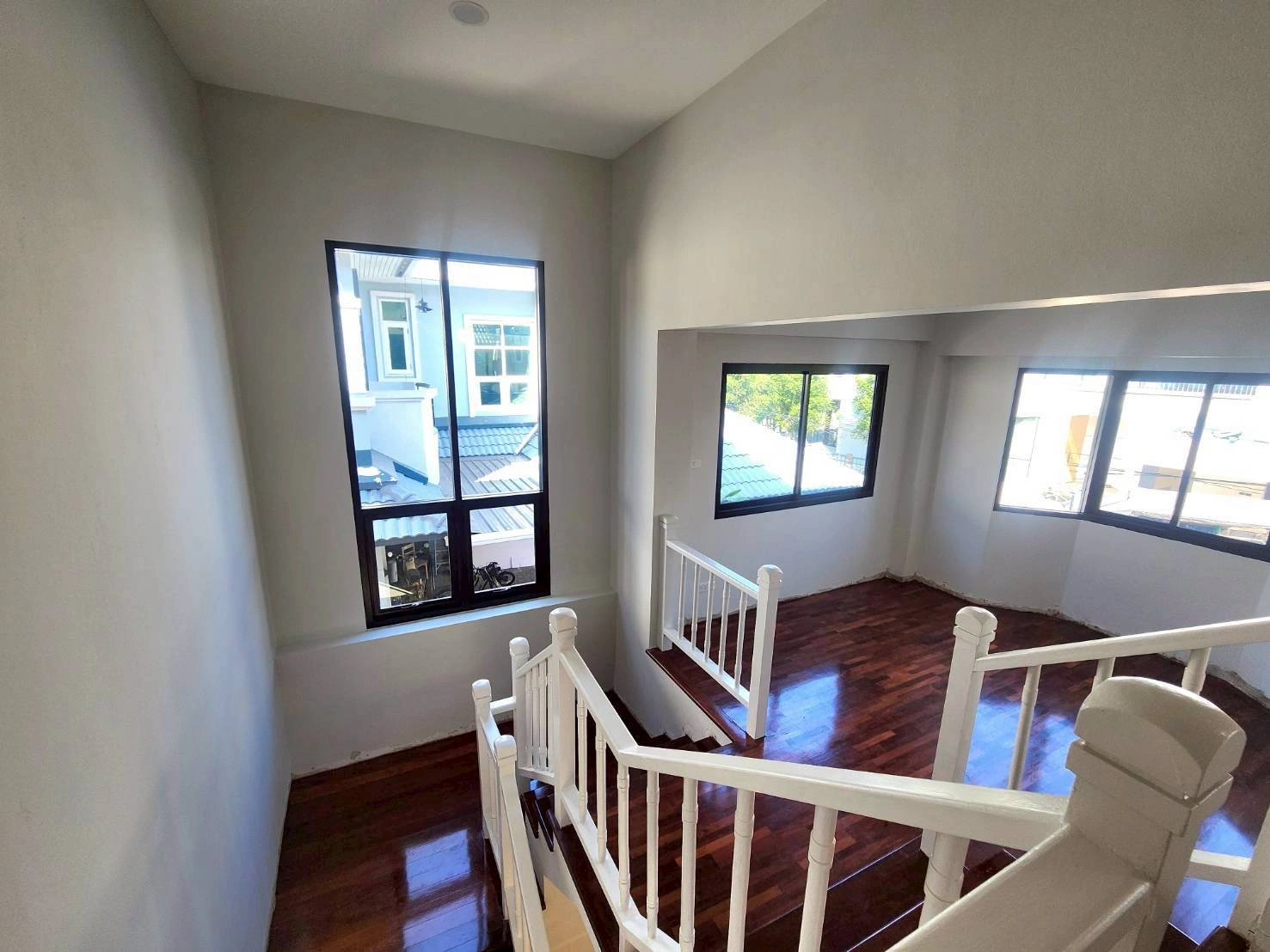 ธนาสิริ รัตนาธิเบศร์ บ้านมือสองตกเเต่งใหม่  บนทำเลเดินทางสะดวก เชื่อมต่อถนนรัตนาธิเบศร์ ถนนบางกรวย-ไทรน้อย ถนนราชพฤกษ์ ใกล้รถไฟฟ้าสายสีม่วง "สถานีบางพลู"