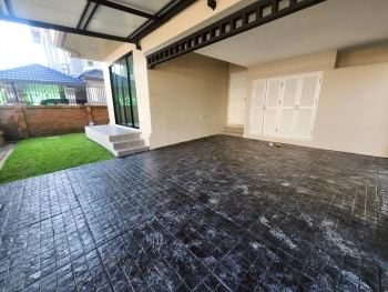 ธนาสิริ รัตนาธิเบศร์ บ้านมือสองตกเเต่งใหม่  บนทำเลเดินทางสะดวก เชื่อมต่อถนนรัตนาธิเบศร์ ถนนบางกรวย-ไทรน้อย ถนนราชพฤกษ์ ใกล้รถไฟฟ้าสายสีม่วง "สถานีบางพลู"