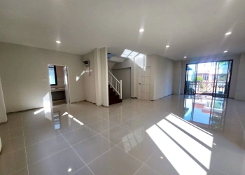 ธนาสิริ รัตนาธิเบศร์ บ้านมือสองตกเเต่งใหม่  บนทำเลเดินทางสะดวก เชื่อมต่อถนนรัตนาธิเบศร์ ถนนบางกรวย-ไทรน้อย ถนนราชพฤกษ์ ใกล้รถไฟฟ้าสายสีม่วง "สถานีบางพลู"