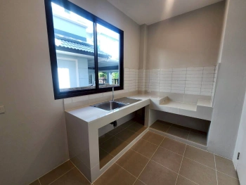 ธนาสิริ รัตนาธิเบศร์ บ้านมือสองตกเเต่งใหม่  บนทำเลเดินทางสะดวก เชื่อมต่อถนนรัตนาธิเบศร์ ถนนบางกรวย-ไทรน้อย ถนนราชพฤกษ์ ใกล้รถไฟฟ้าสายสีม่วง "สถานีบางพลู"