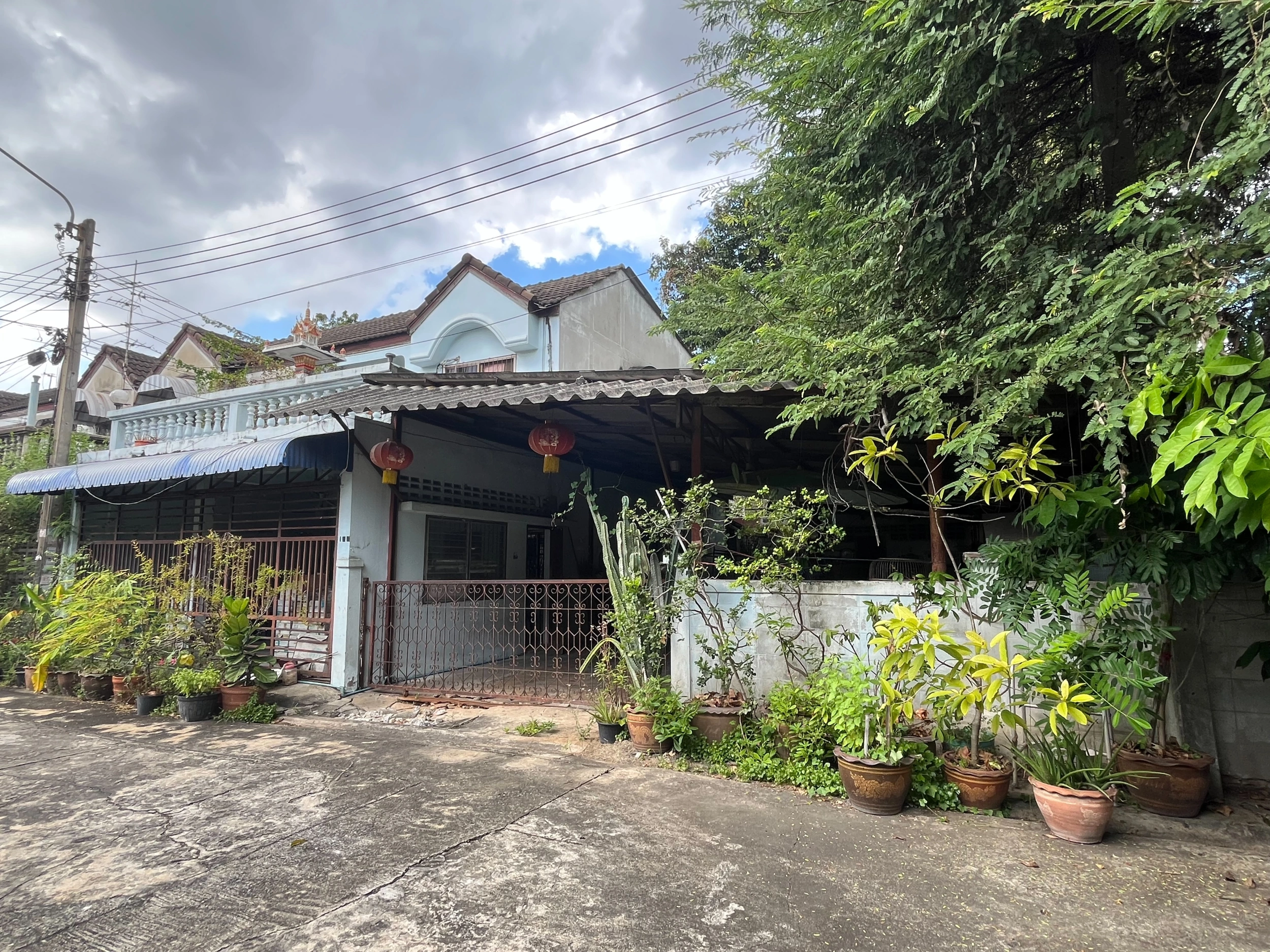 ขายที่ดินพร้อม ทาวน์เฮ้าส์ 2 ชั้นหลังมุม 50 ตรว.ซอยอินทามระ 43 แขวงรัชดาภิเษกรัชดาภิเษก เขตดินแดง กรุงเทพฯ ราคา 9,999,000 บาท