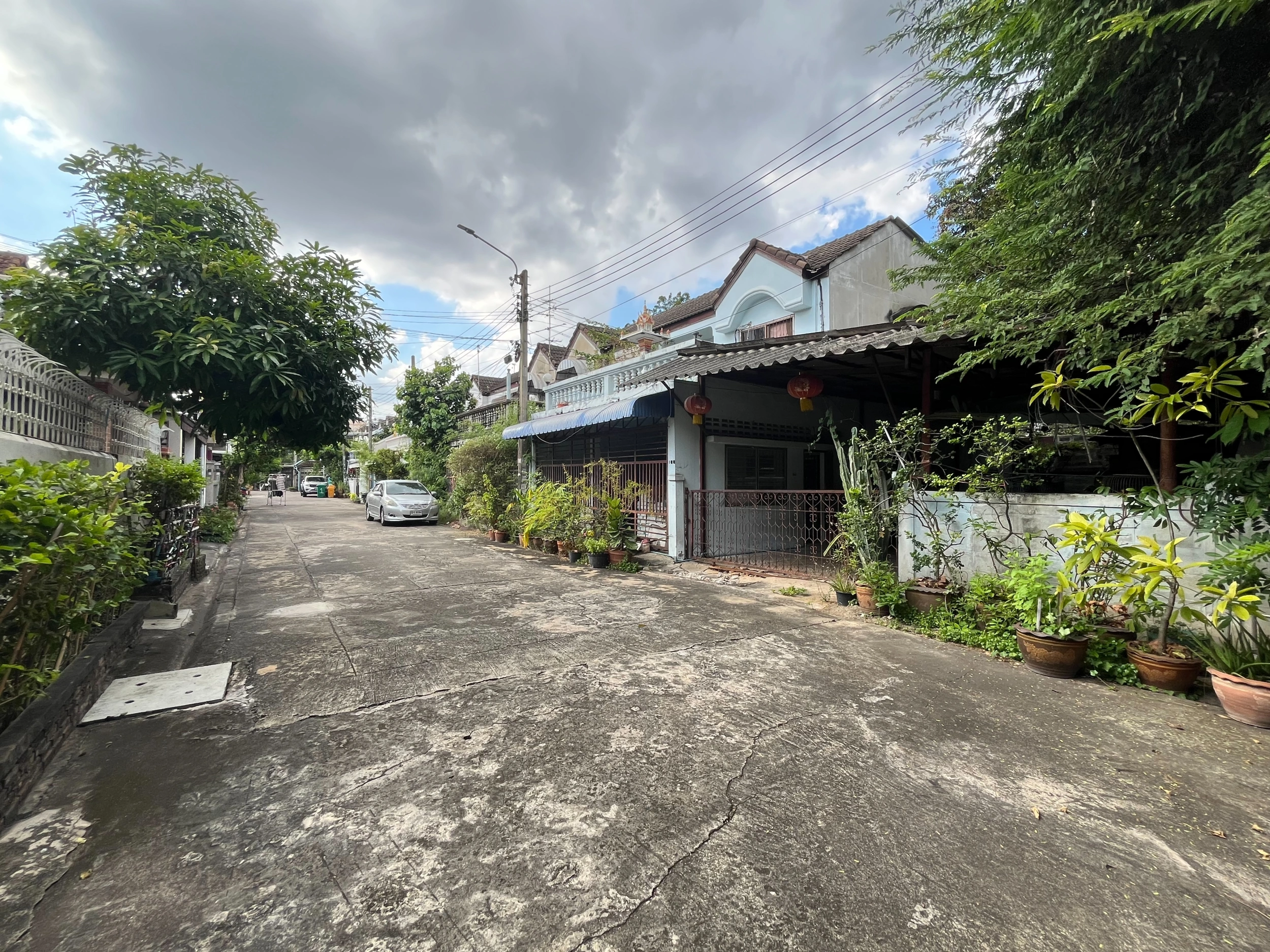 ขายที่ดินพร้อม ทาวน์เฮ้าส์ 2 ชั้นหลังมุม 50 ตรว.ซอยอินทามระ 43 แขวงรัชดาภิเษกรัชดาภิเษก เขตดินแดง กรุงเทพฯ ราคา 9,999,000 บาท