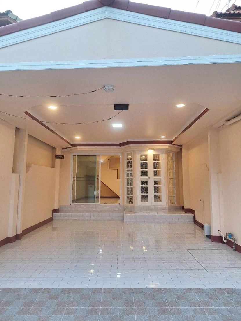 ขายทาวน์เฮ้าส์  หมู่บ้านทาวน์แอนด์คันทรี หนองจอก รีโนเวทใหม่ทั้งหลัง พร้อมอยู่