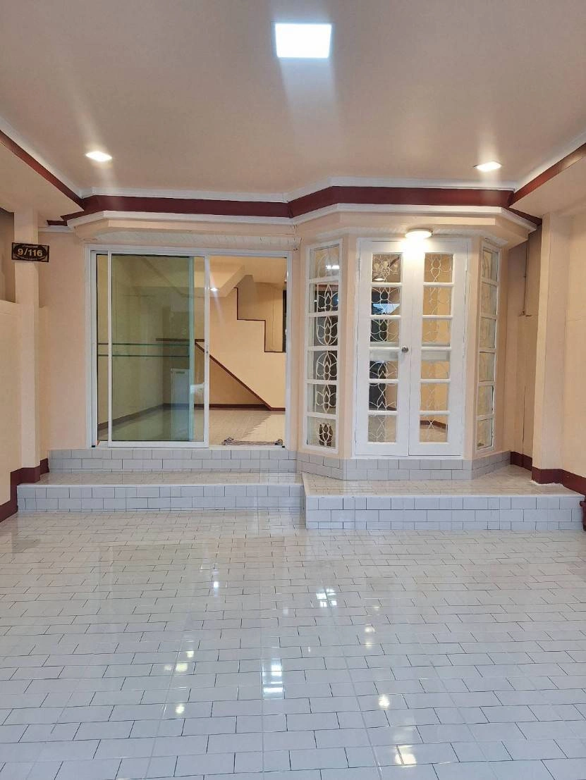 ขายทาวน์เฮ้าส์  หมู่บ้านทาวน์แอนด์คันทรี หนองจอก รีโนเวทใหม่ทั้งหลัง พร้อมอยู่