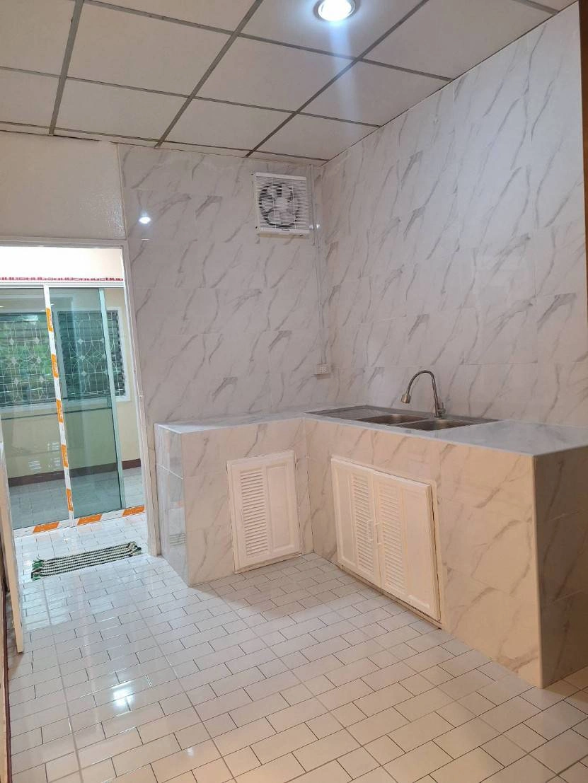 ขายทาวน์เฮ้าส์  หมู่บ้านทาวน์แอนด์คันทรี หนองจอก รีโนเวทใหม่ทั้งหลัง พร้อมอยู่