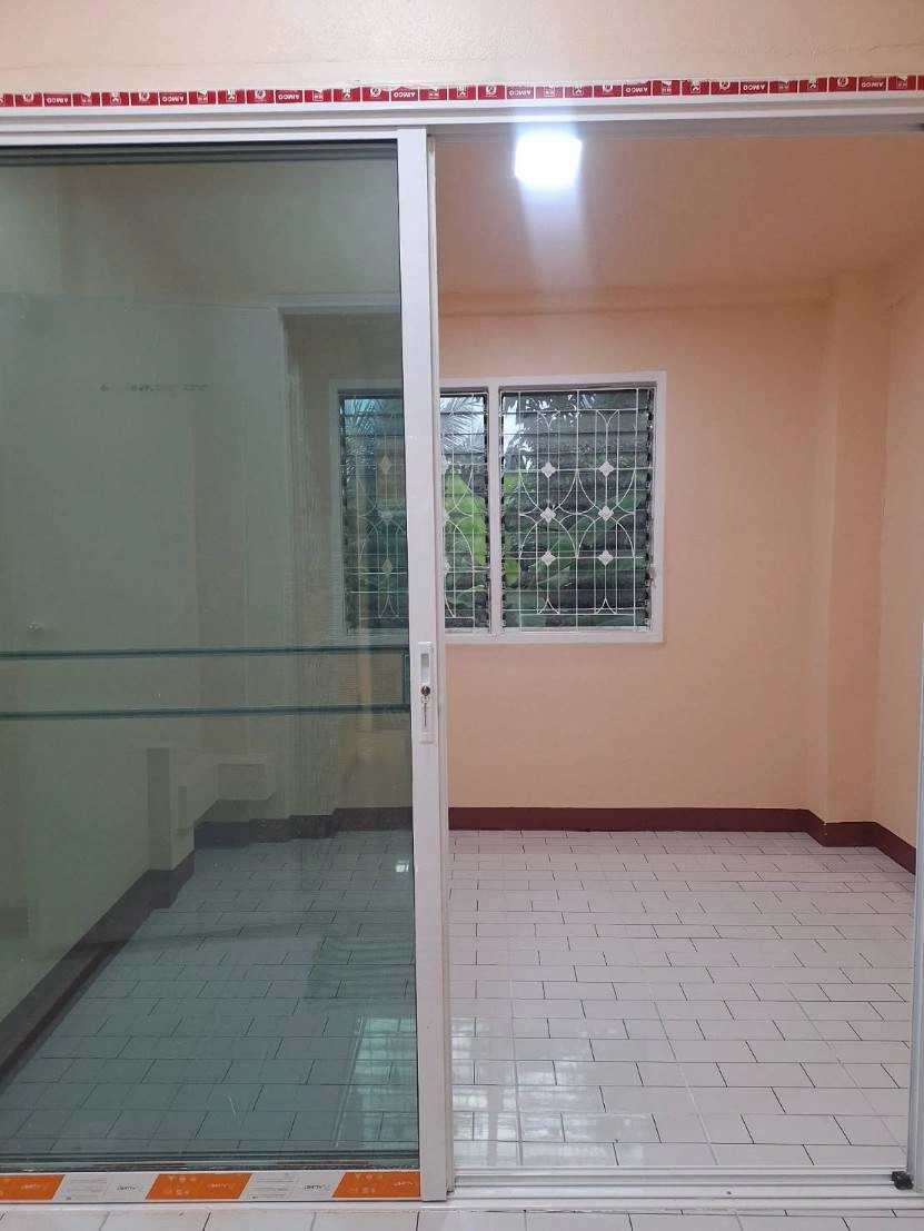 ขายทาวน์เฮ้าส์  หมู่บ้านทาวน์แอนด์คันทรี หนองจอก รีโนเวทใหม่ทั้งหลัง พร้อมอยู่