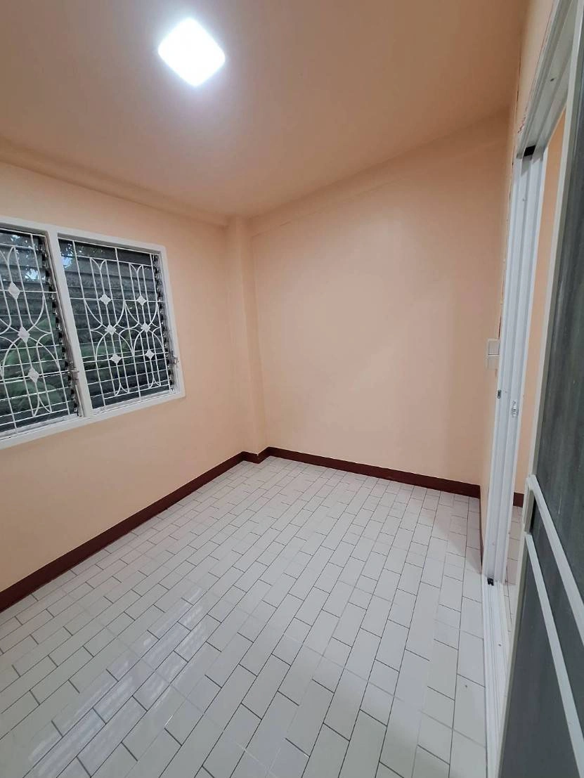 ขายทาวน์เฮ้าส์  หมู่บ้านทาวน์แอนด์คันทรี หนองจอก รีโนเวทใหม่ทั้งหลัง พร้อมอยู่