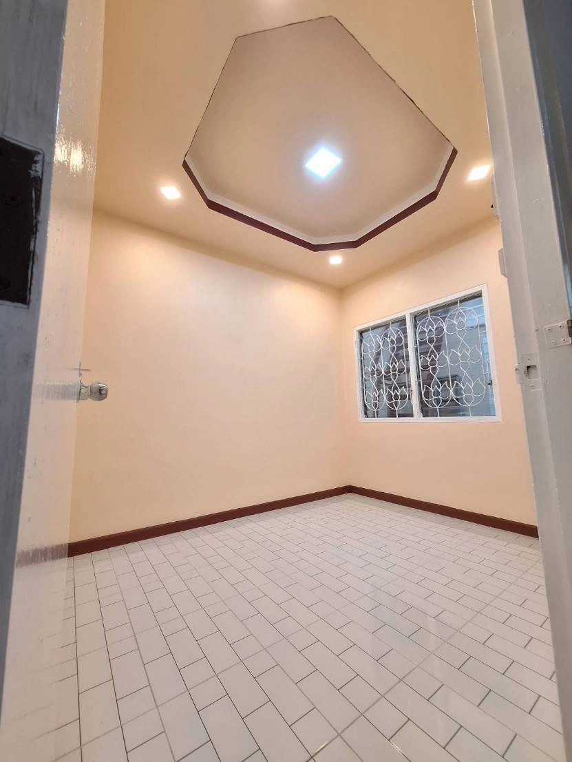 ขายทาวน์เฮ้าส์  หมู่บ้านทาวน์แอนด์คันทรี หนองจอก รีโนเวทใหม่ทั้งหลัง พร้อมอยู่