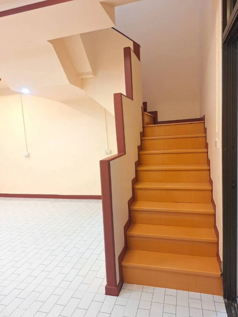 ขายทาวน์เฮ้าส์  หมู่บ้านทาวน์แอนด์คันทรี หนองจอก รีโนเวทใหม่ทั้งหลัง พร้อมอยู่