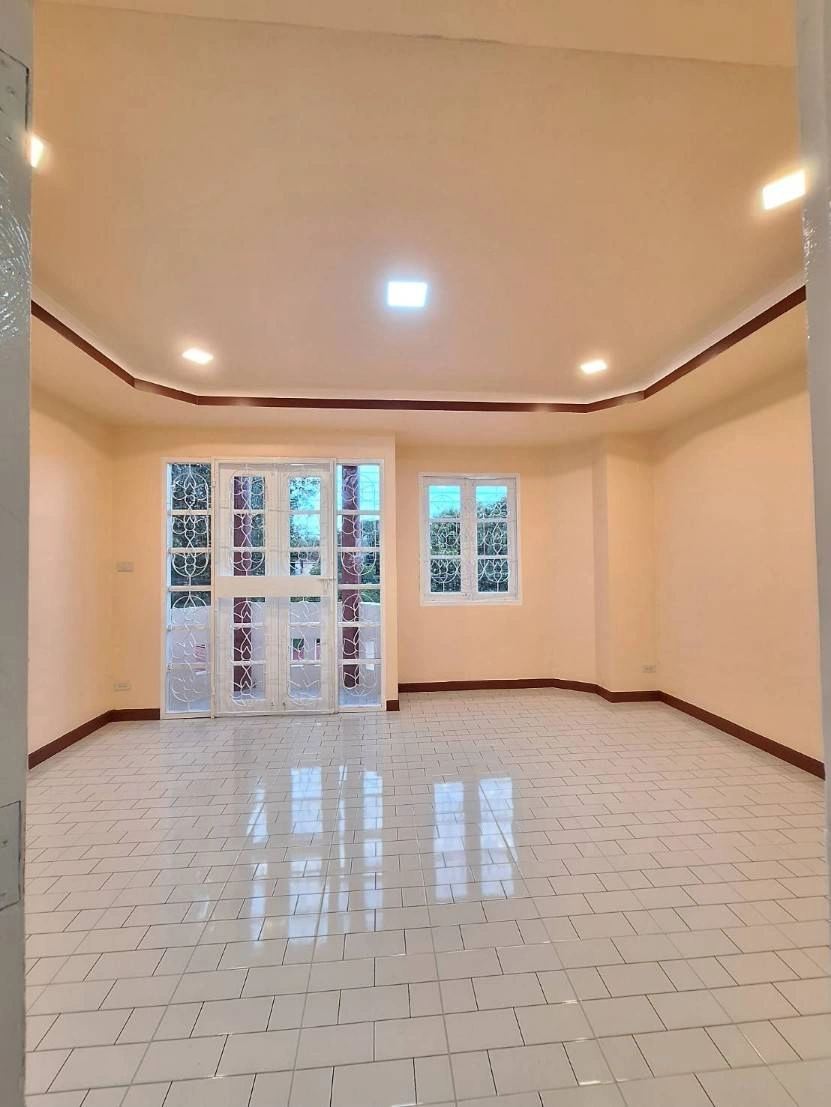 ขายทาวน์เฮ้าส์  หมู่บ้านทาวน์แอนด์คันทรี หนองจอก รีโนเวทใหม่ทั้งหลัง พร้อมอยู่