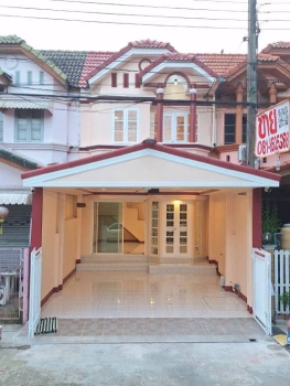 ขายทาวน์เฮ้าส์  หมู่บ้านทาวน์แอนด์คันทรี หนองจอก รีโนเวทใหม่ทั้งหลัง พร้อมอยู่