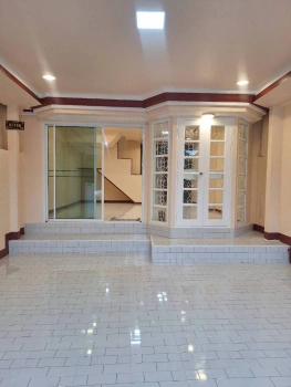 ขายทาวน์เฮ้าส์  หมู่บ้านทาวน์แอนด์คันทรี หนองจอก รีโนเวทใหม่ทั้งหลัง พร้อมอยู่