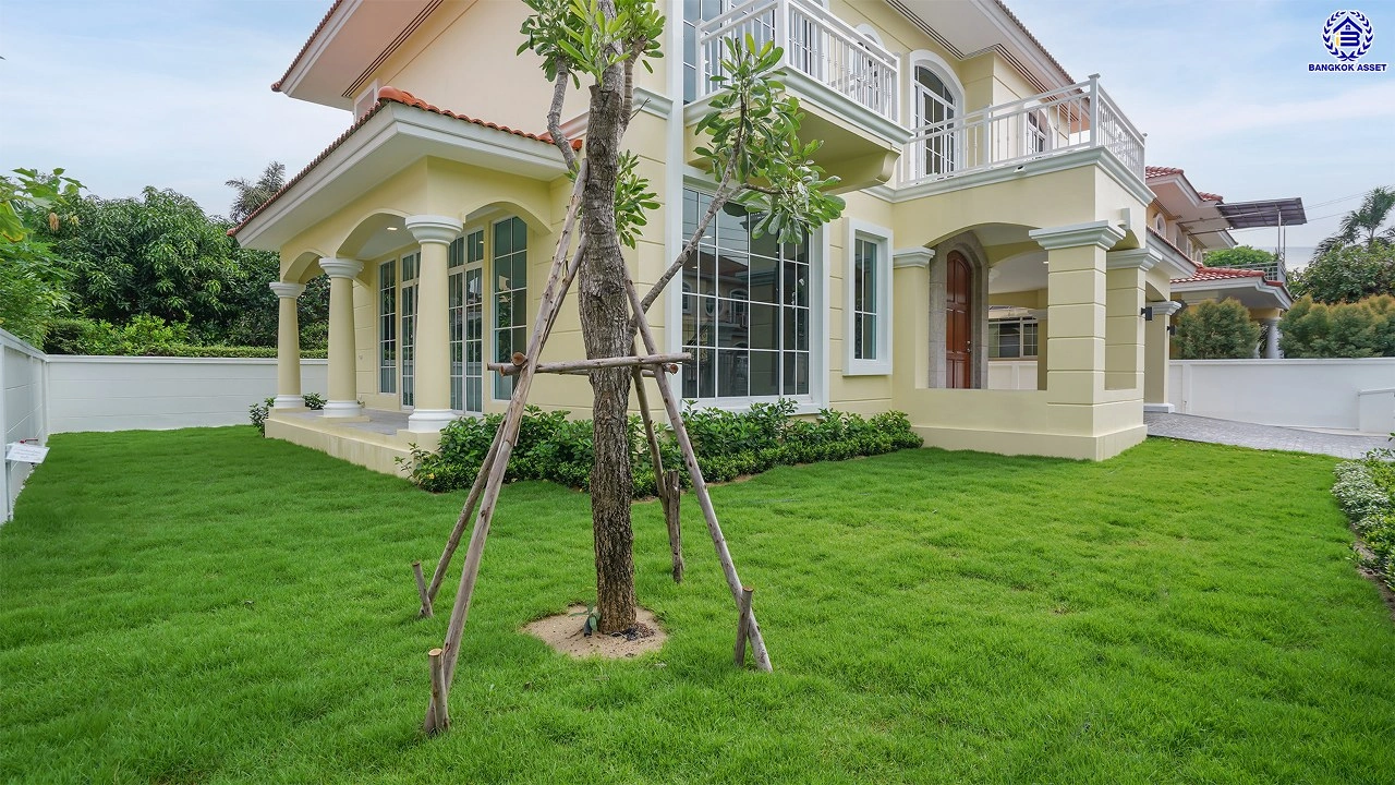 บ้านรีโนเวทใหม่ โครงการ โกลเด้นเลเจ้นด์ สาทร-กัลปพฤกษ์ เนื้อที่ 90 ตร.ว. พื้นที่ใช้สอย 303.79 ตร.ม. ฟังก์ชัน 3 ห้องนอน 3 ห้องน้ำ 1 ห้องแม่บ้าน 2 ที่จอดรถ บ้านพร้อมอยู่ ติดถนนกัลปพฤกษ์ เชื่อมต่อถนนราชพฤกษ์ ใกล้รถไฟฟ้าสายสีเขียว "สถานีบางหว้า" และ "สถานีวุฒากาศ" และ ใกล้เดอะมอลล์ไลฟ์สโตร์ บางแค