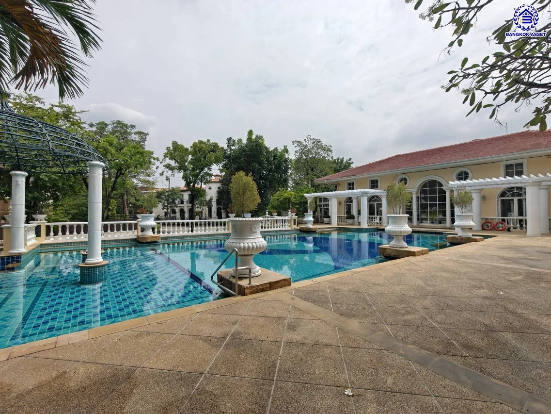 บ้านรีโนเวทใหม่ โครงการ โกลเด้นเลเจ้นด์ สาทร-กัลปพฤกษ์ เนื้อที่ 90 ตร.ว. พื้นที่ใช้สอย 303.79 ตร.ม. ฟังก์ชัน 3 ห้องนอน 3 ห้องน้ำ 1 ห้องแม่บ้าน 2 ที่จอดรถ บ้านพร้อมอยู่ ติดถนนกัลปพฤกษ์ เชื่อมต่อถนนราชพฤกษ์ ใกล้รถไฟฟ้าสายสีเขียว "สถานีบางหว้า" และ "สถานีวุฒากาศ" และ ใกล้เดอะมอลล์ไลฟ์สโตร์ บางแค