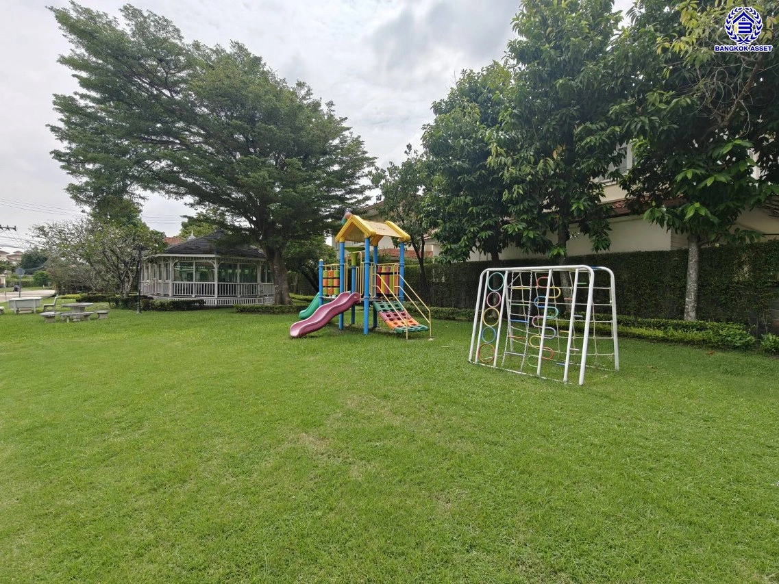 บ้านรีโนเวทใหม่ โครงการ โกลเด้นเลเจ้นด์ สาทร-กัลปพฤกษ์ เนื้อที่ 90 ตร.ว. พื้นที่ใช้สอย 303.79 ตร.ม. ฟังก์ชัน 3 ห้องนอน 3 ห้องน้ำ 1 ห้องแม่บ้าน 2 ที่จอดรถ บ้านพร้อมอยู่ ติดถนนกัลปพฤกษ์ เชื่อมต่อถนนราชพฤกษ์ ใกล้รถไฟฟ้าสายสีเขียว "สถานีบางหว้า" และ "สถานีวุฒากาศ" และ ใกล้เดอะมอลล์ไลฟ์สโตร์ บางแค