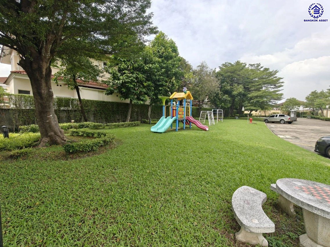 บ้านรีโนเวทใหม่ โครงการ โกลเด้นเลเจ้นด์ สาทร-กัลปพฤกษ์ เนื้อที่ 90 ตร.ว. พื้นที่ใช้สอย 303.79 ตร.ม. ฟังก์ชัน 3 ห้องนอน 3 ห้องน้ำ 1 ห้องแม่บ้าน 2 ที่จอดรถ บ้านพร้อมอยู่ ติดถนนกัลปพฤกษ์ เชื่อมต่อถนนราชพฤกษ์ ใกล้รถไฟฟ้าสายสีเขียว "สถานีบางหว้า" และ "สถานีวุฒากาศ" และ ใกล้เดอะมอลล์ไลฟ์สโตร์ บางแค