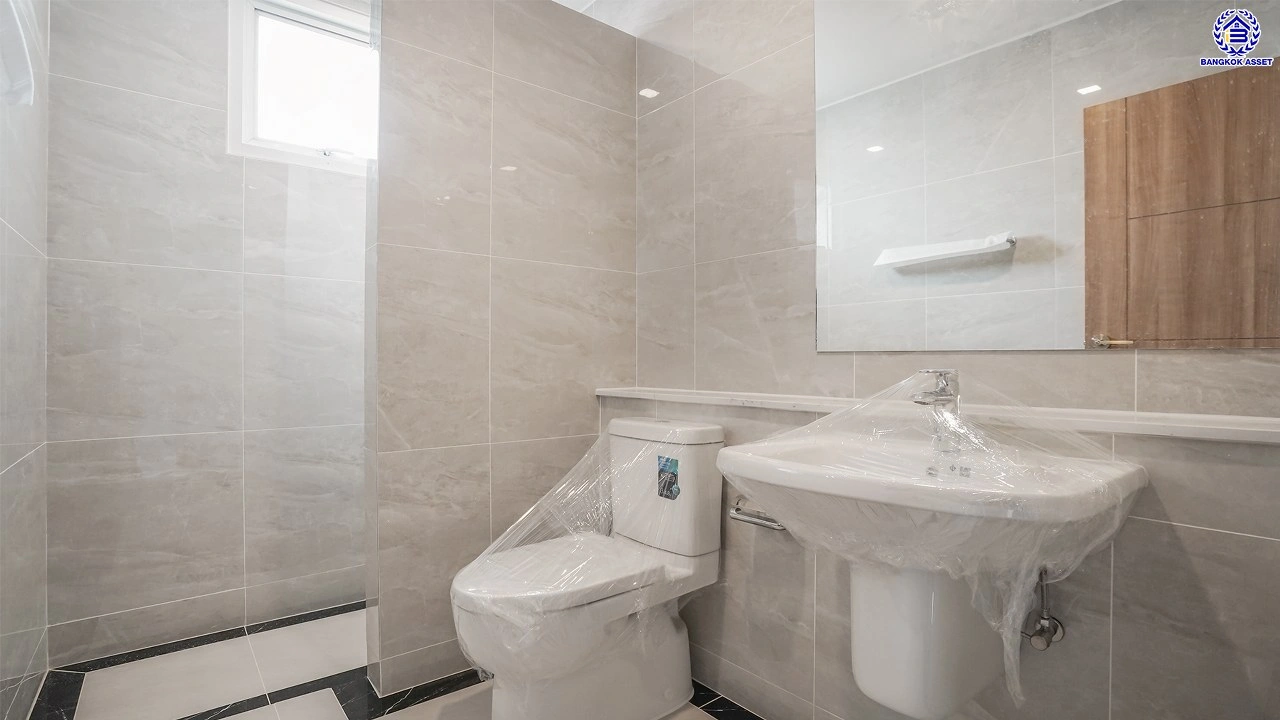 บ้านรีโนเวทใหม่ โครงการ โกลเด้นเลเจ้นด์ สาทร-กัลปพฤกษ์ เนื้อที่ 90 ตร.ว. พื้นที่ใช้สอย 303.79 ตร.ม. ฟังก์ชัน 3 ห้องนอน 3 ห้องน้ำ 1 ห้องแม่บ้าน 2 ที่จอดรถ บ้านพร้อมอยู่ ติดถนนกัลปพฤกษ์ เชื่อมต่อถนนราชพฤกษ์ ใกล้รถไฟฟ้าสายสีเขียว "สถานีบางหว้า" และ "สถานีวุฒากาศ" และ ใกล้เดอะมอลล์ไลฟ์สโตร์ บางแค