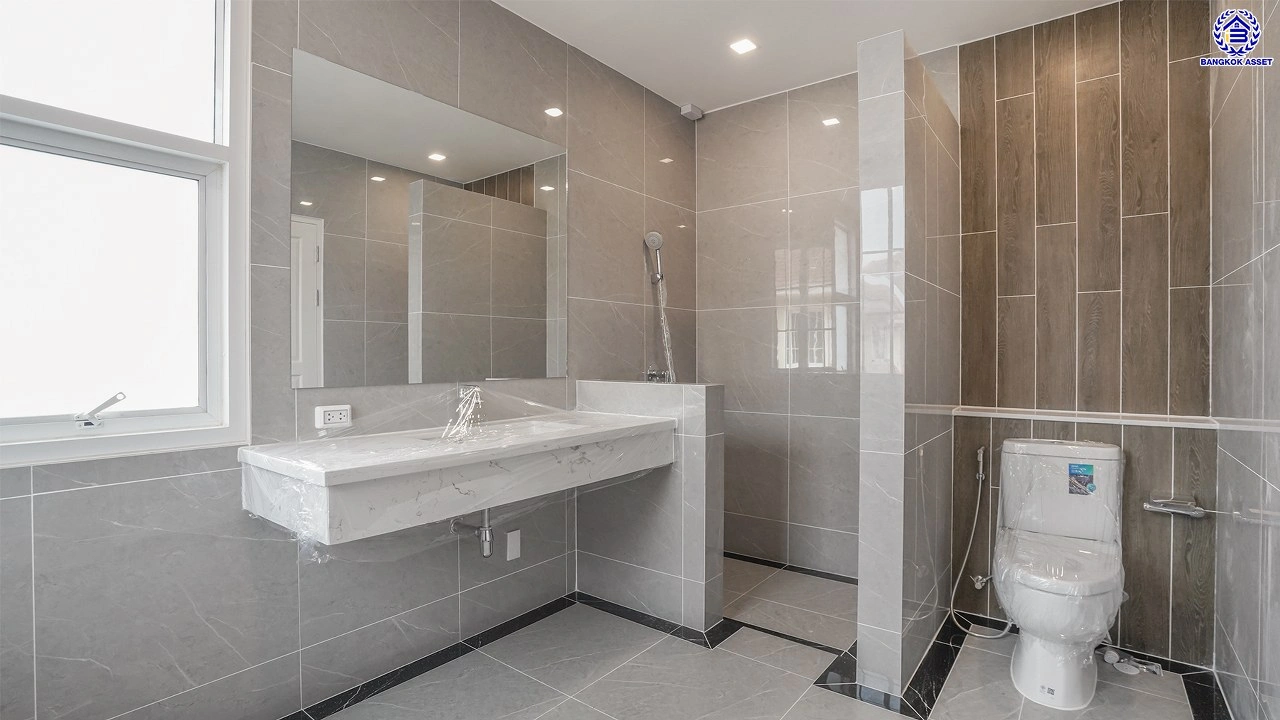 บ้านรีโนเวทใหม่ โครงการ โกลเด้นเลเจ้นด์ สาทร-กัลปพฤกษ์ เนื้อที่ 90 ตร.ว. พื้นที่ใช้สอย 303.79 ตร.ม. ฟังก์ชัน 3 ห้องนอน 3 ห้องน้ำ 1 ห้องแม่บ้าน 2 ที่จอดรถ บ้านพร้อมอยู่ ติดถนนกัลปพฤกษ์ เชื่อมต่อถนนราชพฤกษ์ ใกล้รถไฟฟ้าสายสีเขียว "สถานีบางหว้า" และ "สถานีวุฒากาศ" และ ใกล้เดอะมอลล์ไลฟ์สโตร์ บางแค