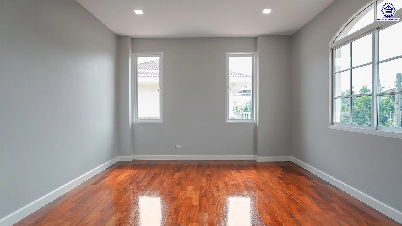 บ้านรีโนเวทใหม่ โครงการ โกลเด้นเลเจ้นด์ สาทร-กัลปพฤกษ์ เนื้อที่ 90 ตร.ว. พื้นที่ใช้สอย 303.79 ตร.ม. ฟังก์ชัน 3 ห้องนอน 3 ห้องน้ำ 1 ห้องแม่บ้าน 2 ที่จอดรถ บ้านพร้อมอยู่ ติดถนนกัลปพฤกษ์ เชื่อมต่อถนนราชพฤกษ์ ใกล้รถไฟฟ้าสายสีเขียว "สถานีบางหว้า" และ "สถานีวุฒากาศ" และ ใกล้เดอะมอลล์ไลฟ์สโตร์ บางแค