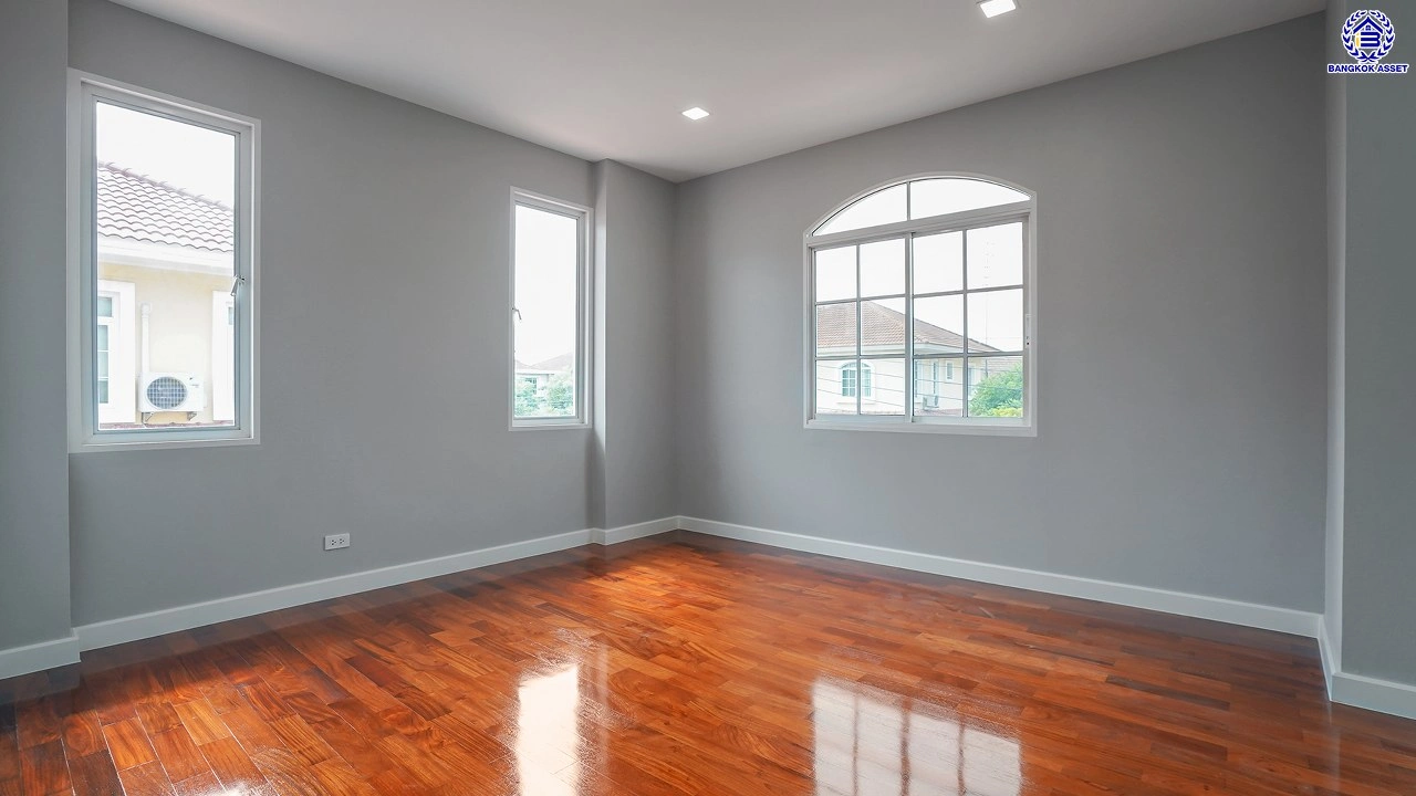 บ้านรีโนเวทใหม่ โครงการ โกลเด้นเลเจ้นด์ สาทร-กัลปพฤกษ์ เนื้อที่ 90 ตร.ว. พื้นที่ใช้สอย 303.79 ตร.ม. ฟังก์ชัน 3 ห้องนอน 3 ห้องน้ำ 1 ห้องแม่บ้าน 2 ที่จอดรถ บ้านพร้อมอยู่ ติดถนนกัลปพฤกษ์ เชื่อมต่อถนนราชพฤกษ์ ใกล้รถไฟฟ้าสายสีเขียว "สถานีบางหว้า" และ "สถานีวุฒากาศ" และ ใกล้เดอะมอลล์ไลฟ์สโตร์ บางแค