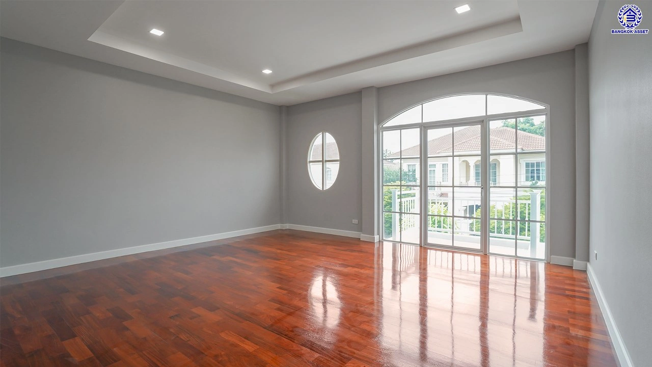 บ้านรีโนเวทใหม่ โครงการ โกลเด้นเลเจ้นด์ สาทร-กัลปพฤกษ์ เนื้อที่ 90 ตร.ว. พื้นที่ใช้สอย 303.79 ตร.ม. ฟังก์ชัน 3 ห้องนอน 3 ห้องน้ำ 1 ห้องแม่บ้าน 2 ที่จอดรถ บ้านพร้อมอยู่ ติดถนนกัลปพฤกษ์ เชื่อมต่อถนนราชพฤกษ์ ใกล้รถไฟฟ้าสายสีเขียว "สถานีบางหว้า" และ "สถานีวุฒากาศ" และ ใกล้เดอะมอลล์ไลฟ์สโตร์ บางแค