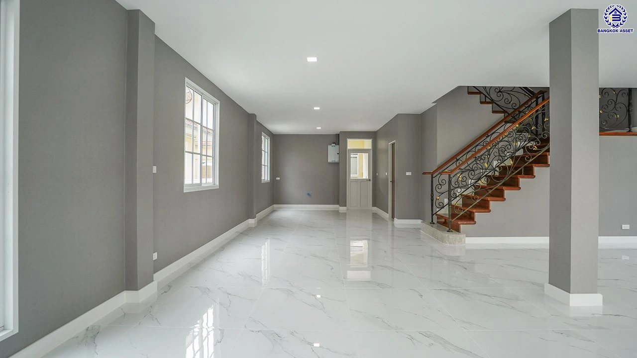 บ้านรีโนเวทใหม่ โครงการ โกลเด้นเลเจ้นด์ สาทร-กัลปพฤกษ์ เนื้อที่ 90 ตร.ว. พื้นที่ใช้สอย 303.79 ตร.ม. ฟังก์ชัน 3 ห้องนอน 3 ห้องน้ำ 1 ห้องแม่บ้าน 2 ที่จอดรถ บ้านพร้อมอยู่ ติดถนนกัลปพฤกษ์ เชื่อมต่อถนนราชพฤกษ์ ใกล้รถไฟฟ้าสายสีเขียว "สถานีบางหว้า" และ "สถานีวุฒากาศ" และ ใกล้เดอะมอลล์ไลฟ์สโตร์ บางแค