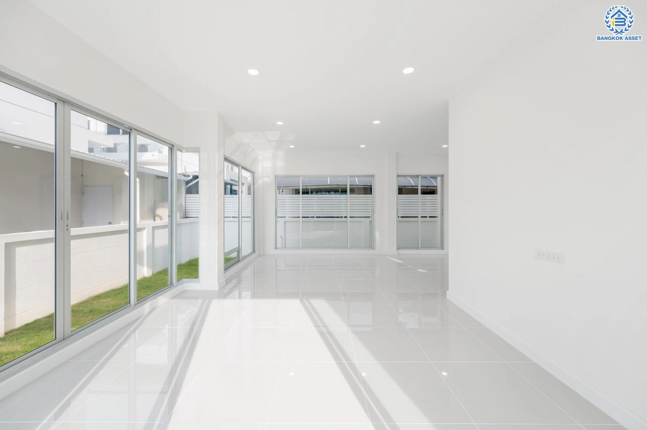 บ้านรีโนเวทใหม่ โครงการ ไลฟ์บางกอกบูเลอวาร์ด ปิ่นเกล้า-เพชรเกษม เนื้อที่ 50.70 ตร.ว พื้นที่ใช้สอย 198.46 ตร.ม. ฟังก์ชัน 3 ห้องนอน 3 ห้องน้ำ 2 ที่จอดรถ บนทำเลติดถนนพุทธมณฑลสาย4 ตอบโจทย์กับทุกครอบครัว ใกล้แหล่งช้อปปิ้ง "เซ็นทรัล ศาลายา" รถไฟฟ้าสายสีน้ำเงิน "สถานีหลักสอง" และจุดขึ้นทางด่วน "ศรีรัช"