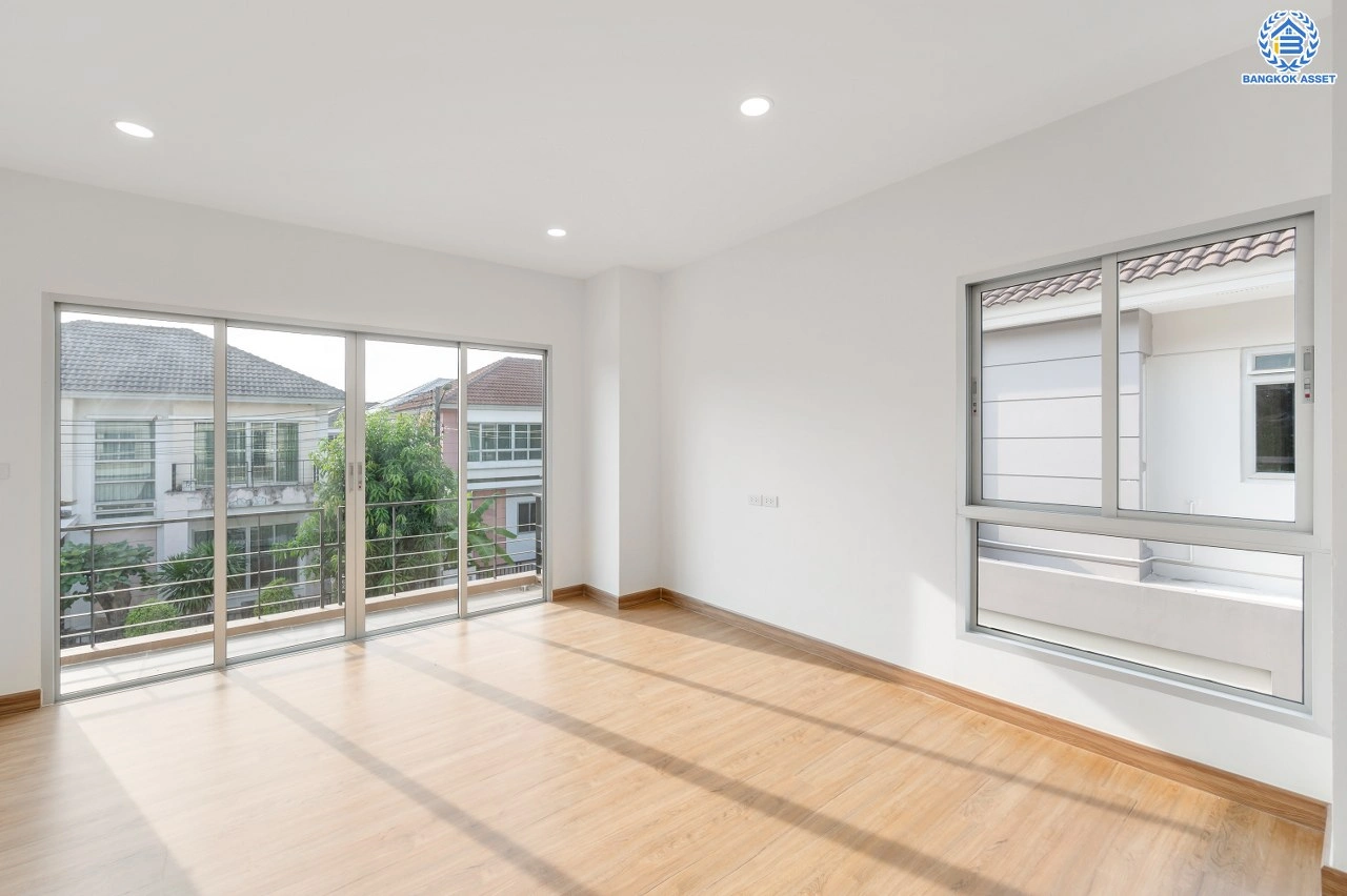 บ้านรีโนเวทใหม่ โครงการ ไลฟ์บางกอกบูเลอวาร์ด ปิ่นเกล้า-เพชรเกษม เนื้อที่ 50.70 ตร.ว พื้นที่ใช้สอย 198.46 ตร.ม. ฟังก์ชัน 3 ห้องนอน 3 ห้องน้ำ 2 ที่จอดรถ บนทำเลติดถนนพุทธมณฑลสาย4 ตอบโจทย์กับทุกครอบครัว ใกล้แหล่งช้อปปิ้ง "เซ็นทรัล ศาลายา" รถไฟฟ้าสายสีน้ำเงิน "สถานีหลักสอง" และจุดขึ้นทางด่วน "ศรีรัช"