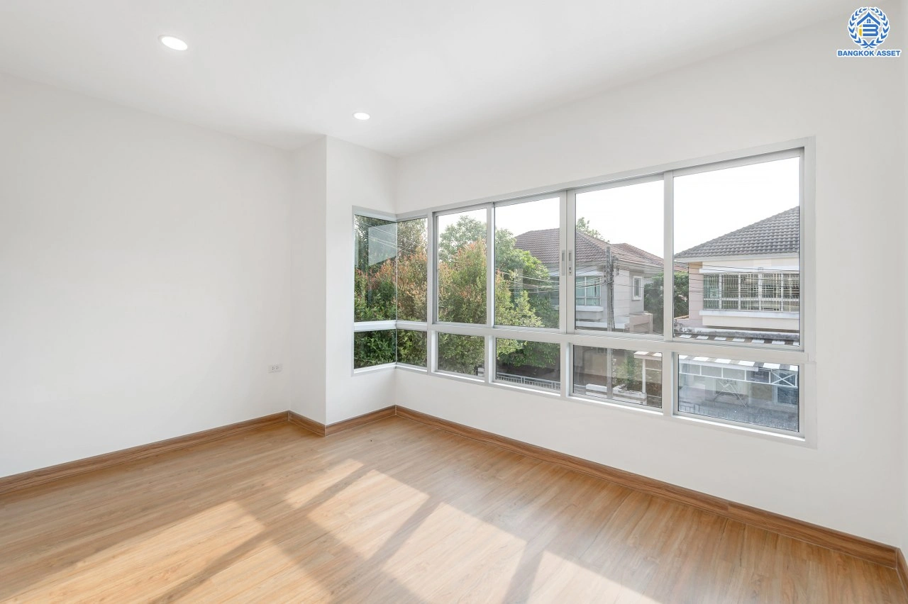 บ้านรีโนเวทใหม่ โครงการ ไลฟ์บางกอกบูเลอวาร์ด ปิ่นเกล้า-เพชรเกษม เนื้อที่ 50.70 ตร.ว พื้นที่ใช้สอย 198.46 ตร.ม. ฟังก์ชัน 3 ห้องนอน 3 ห้องน้ำ 2 ที่จอดรถ บนทำเลติดถนนพุทธมณฑลสาย4 ตอบโจทย์กับทุกครอบครัว ใกล้แหล่งช้อปปิ้ง "เซ็นทรัล ศาลายา" รถไฟฟ้าสายสีน้ำเงิน "สถานีหลักสอง" และจุดขึ้นทางด่วน "ศรีรัช"