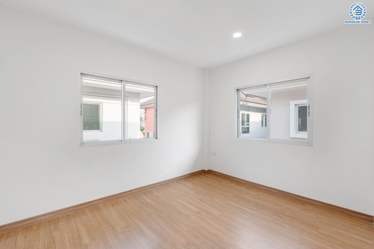 บ้านรีโนเวทใหม่ โครงการ ไลฟ์บางกอกบูเลอวาร์ด ปิ่นเกล้า-เพชรเกษม เนื้อที่ 50.70 ตร.ว พื้นที่ใช้สอย 198.46 ตร.ม. ฟังก์ชัน 3 ห้องนอน 3 ห้องน้ำ 2 ที่จอดรถ บนทำเลติดถนนพุทธมณฑลสาย4 ตอบโจทย์กับทุกครอบครัว ใกล้แหล่งช้อปปิ้ง "เซ็นทรัล ศาลายา" รถไฟฟ้าสายสีน้ำเงิน "สถานีหลักสอง" และจุดขึ้นทางด่วน "ศรีรัช"