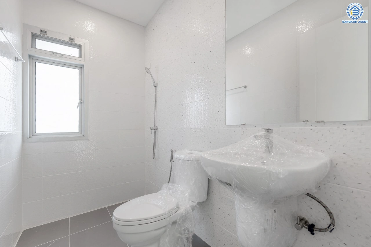 บ้านรีโนเวทใหม่ โครงการ ไลฟ์บางกอกบูเลอวาร์ด ปิ่นเกล้า-เพชรเกษม เนื้อที่ 50.70 ตร.ว พื้นที่ใช้สอย 198.46 ตร.ม. ฟังก์ชัน 3 ห้องนอน 3 ห้องน้ำ 2 ที่จอดรถ บนทำเลติดถนนพุทธมณฑลสาย4 ตอบโจทย์กับทุกครอบครัว ใกล้แหล่งช้อปปิ้ง "เซ็นทรัล ศาลายา" รถไฟฟ้าสายสีน้ำเงิน "สถานีหลักสอง" และจุดขึ้นทางด่วน "ศรีรัช"