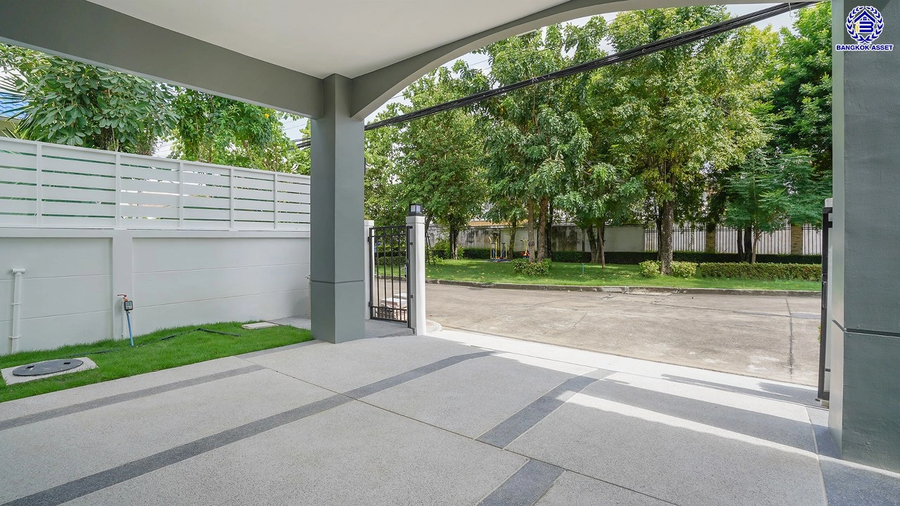 บ้านรีโนเวทใหม่ บ้านคุณภาพจาก Property Perfect เพอร์เฟคเพลส ราชพฤกษ์ ติดถนนราชพฤกษ์ เชื่อมต่อถนนรัตนาธิเบศร์ ใกล้รถไฟฟ้าสายสีม่วง "สถานีบางรักน้อยท่าอิฐ" จุดขึ้นทางด่วน "กาญจนาภิเษก" และเซ็นทรัล เวสต์วิลล์ บนเนื้อที่ 55.2 ตร.ว. พื้นที่ใช้สอย 166 ตร.ม. พร้อมฟังก์ชัน 3 ห้องนอน 3 ห้องน้ำ จอดรถได้ 2 คัน