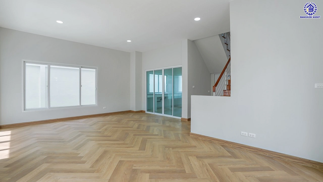 บ้านรีโนเวทใหม่ บ้านคุณภาพจาก Property Perfect เพอร์เฟคเพลส ราชพฤกษ์ ติดถนนราชพฤกษ์ เชื่อมต่อถนนรัตนาธิเบศร์ ใกล้รถไฟฟ้าสายสีม่วง "สถานีบางรักน้อยท่าอิฐ" จุดขึ้นทางด่วน "กาญจนาภิเษก" และเซ็นทรัล เวสต์วิลล์ บนเนื้อที่ 55.2 ตร.ว. พื้นที่ใช้สอย 166 ตร.ม. พร้อมฟังก์ชัน 3 ห้องนอน 3 ห้องน้ำ จอดรถได้ 2 คัน