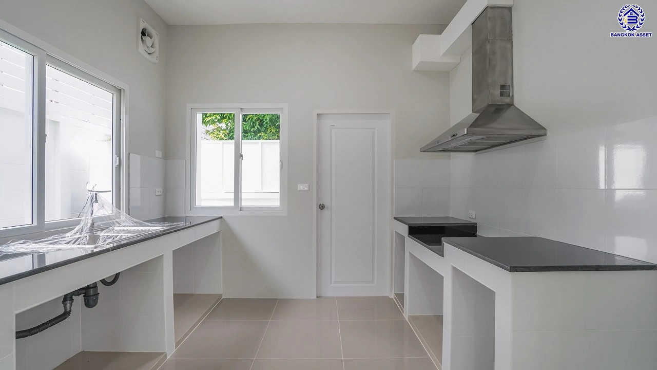 บ้านรีโนเวทใหม่ บ้านคุณภาพจาก Property Perfect เพอร์เฟคเพลส ราชพฤกษ์ ติดถนนราชพฤกษ์ เชื่อมต่อถนนรัตนาธิเบศร์ ใกล้รถไฟฟ้าสายสีม่วง "สถานีบางรักน้อยท่าอิฐ" จุดขึ้นทางด่วน "กาญจนาภิเษก" และเซ็นทรัล เวสต์วิลล์ บนเนื้อที่ 55.2 ตร.ว. พื้นที่ใช้สอย 166 ตร.ม. พร้อมฟังก์ชัน 3 ห้องนอน 3 ห้องน้ำ จอดรถได้ 2 คัน