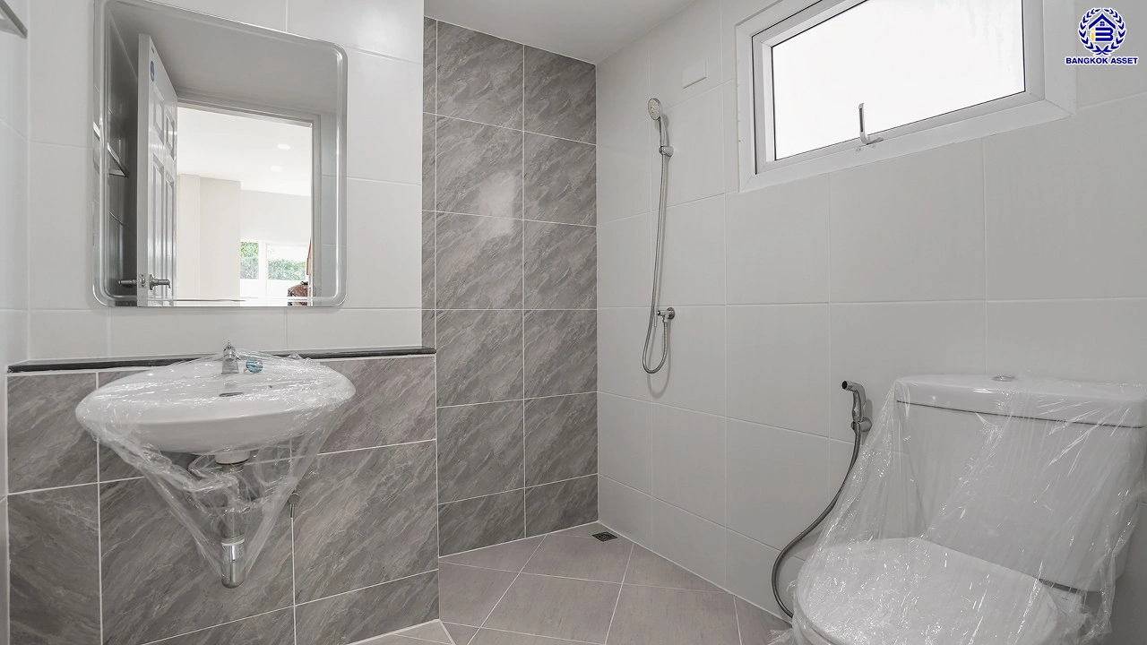 บ้านรีโนเวทใหม่ บ้านคุณภาพจาก Property Perfect เพอร์เฟคเพลส ราชพฤกษ์ ติดถนนราชพฤกษ์ เชื่อมต่อถนนรัตนาธิเบศร์ ใกล้รถไฟฟ้าสายสีม่วง "สถานีบางรักน้อยท่าอิฐ" จุดขึ้นทางด่วน "กาญจนาภิเษก" และเซ็นทรัล เวสต์วิลล์ บนเนื้อที่ 55.2 ตร.ว. พื้นที่ใช้สอย 166 ตร.ม. พร้อมฟังก์ชัน 3 ห้องนอน 3 ห้องน้ำ จอดรถได้ 2 คัน