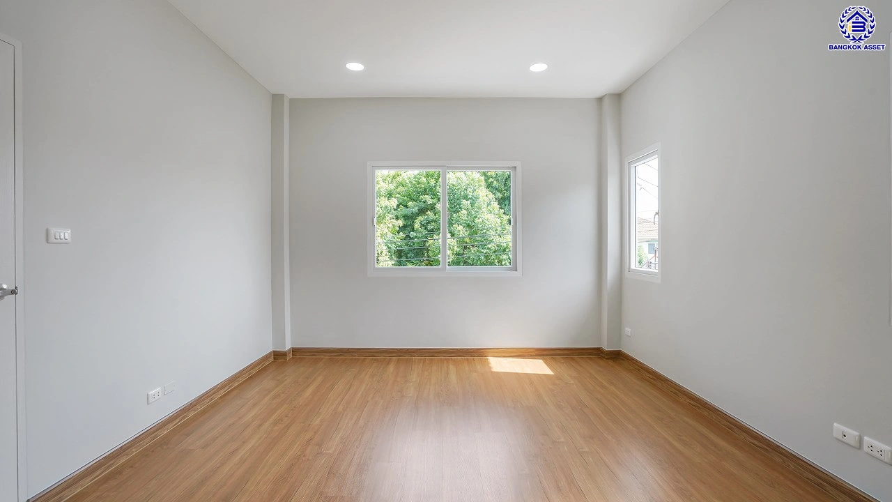 บ้านรีโนเวทใหม่ บ้านคุณภาพจาก Property Perfect เพอร์เฟคเพลส ราชพฤกษ์ ติดถนนราชพฤกษ์ เชื่อมต่อถนนรัตนาธิเบศร์ ใกล้รถไฟฟ้าสายสีม่วง "สถานีบางรักน้อยท่าอิฐ" จุดขึ้นทางด่วน "กาญจนาภิเษก" และเซ็นทรัล เวสต์วิลล์ บนเนื้อที่ 55.2 ตร.ว. พื้นที่ใช้สอย 166 ตร.ม. พร้อมฟังก์ชัน 3 ห้องนอน 3 ห้องน้ำ จอดรถได้ 2 คัน