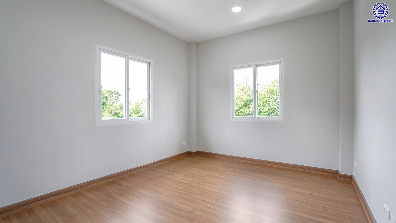 บ้านรีโนเวทใหม่ บ้านคุณภาพจาก Property Perfect เพอร์เฟคเพลส ราชพฤกษ์ ติดถนนราชพฤกษ์ เชื่อมต่อถนนรัตนาธิเบศร์ ใกล้รถไฟฟ้าสายสีม่วง "สถานีบางรักน้อยท่าอิฐ" จุดขึ้นทางด่วน "กาญจนาภิเษก" และเซ็นทรัล เวสต์วิลล์ บนเนื้อที่ 55.2 ตร.ว. พื้นที่ใช้สอย 166 ตร.ม. พร้อมฟังก์ชัน 3 ห้องนอน 3 ห้องน้ำ จอดรถได้ 2 คัน