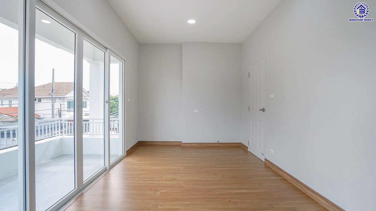 บ้านรีโนเวทใหม่ บ้านคุณภาพจาก Property Perfect เพอร์เฟคเพลส ราชพฤกษ์ ติดถนนราชพฤกษ์ เชื่อมต่อถนนรัตนาธิเบศร์ ใกล้รถไฟฟ้าสายสีม่วง "สถานีบางรักน้อยท่าอิฐ" จุดขึ้นทางด่วน "กาญจนาภิเษก" และเซ็นทรัล เวสต์วิลล์ บนเนื้อที่ 55.2 ตร.ว. พื้นที่ใช้สอย 166 ตร.ม. พร้อมฟังก์ชัน 3 ห้องนอน 3 ห้องน้ำ จอดรถได้ 2 คัน