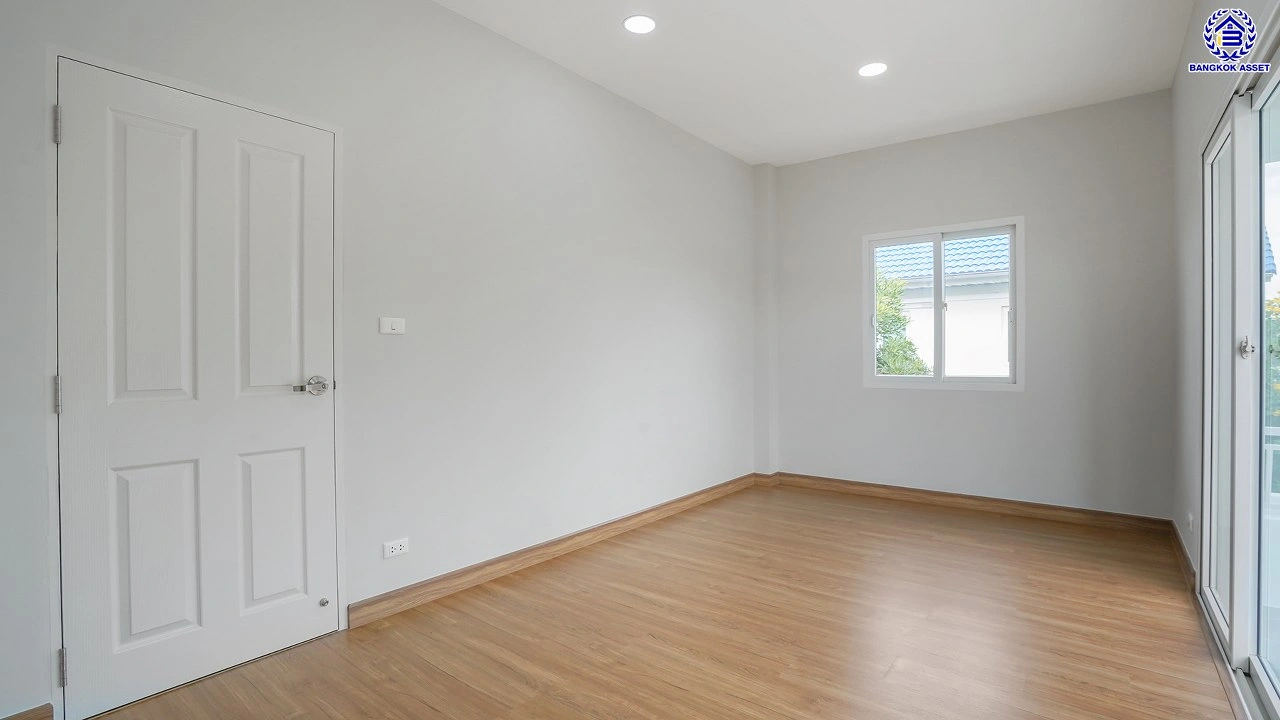 บ้านรีโนเวทใหม่ บ้านคุณภาพจาก Property Perfect เพอร์เฟคเพลส ราชพฤกษ์ ติดถนนราชพฤกษ์ เชื่อมต่อถนนรัตนาธิเบศร์ ใกล้รถไฟฟ้าสายสีม่วง "สถานีบางรักน้อยท่าอิฐ" จุดขึ้นทางด่วน "กาญจนาภิเษก" และเซ็นทรัล เวสต์วิลล์ บนเนื้อที่ 55.2 ตร.ว. พื้นที่ใช้สอย 166 ตร.ม. พร้อมฟังก์ชัน 3 ห้องนอน 3 ห้องน้ำ จอดรถได้ 2 คัน