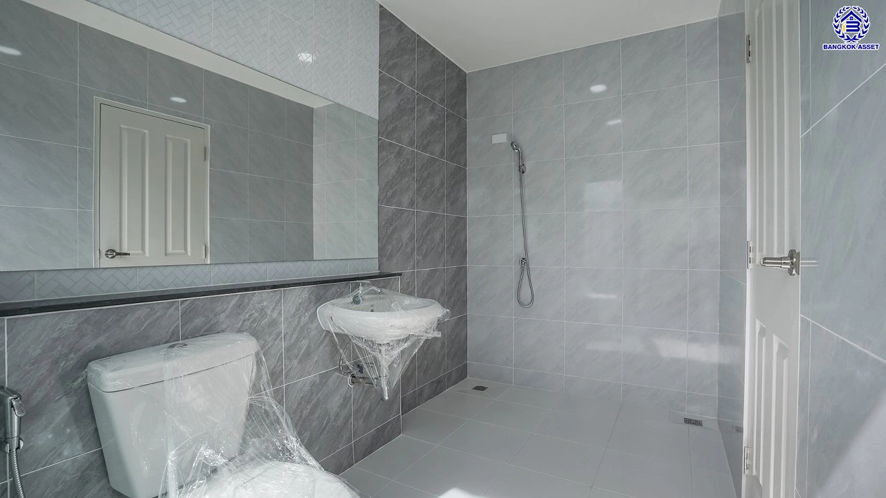 บ้านรีโนเวทใหม่ บ้านคุณภาพจาก Property Perfect เพอร์เฟคเพลส ราชพฤกษ์ ติดถนนราชพฤกษ์ เชื่อมต่อถนนรัตนาธิเบศร์ ใกล้รถไฟฟ้าสายสีม่วง "สถานีบางรักน้อยท่าอิฐ" จุดขึ้นทางด่วน "กาญจนาภิเษก" และเซ็นทรัล เวสต์วิลล์ บนเนื้อที่ 55.2 ตร.ว. พื้นที่ใช้สอย 166 ตร.ม. พร้อมฟังก์ชัน 3 ห้องนอน 3 ห้องน้ำ จอดรถได้ 2 คัน