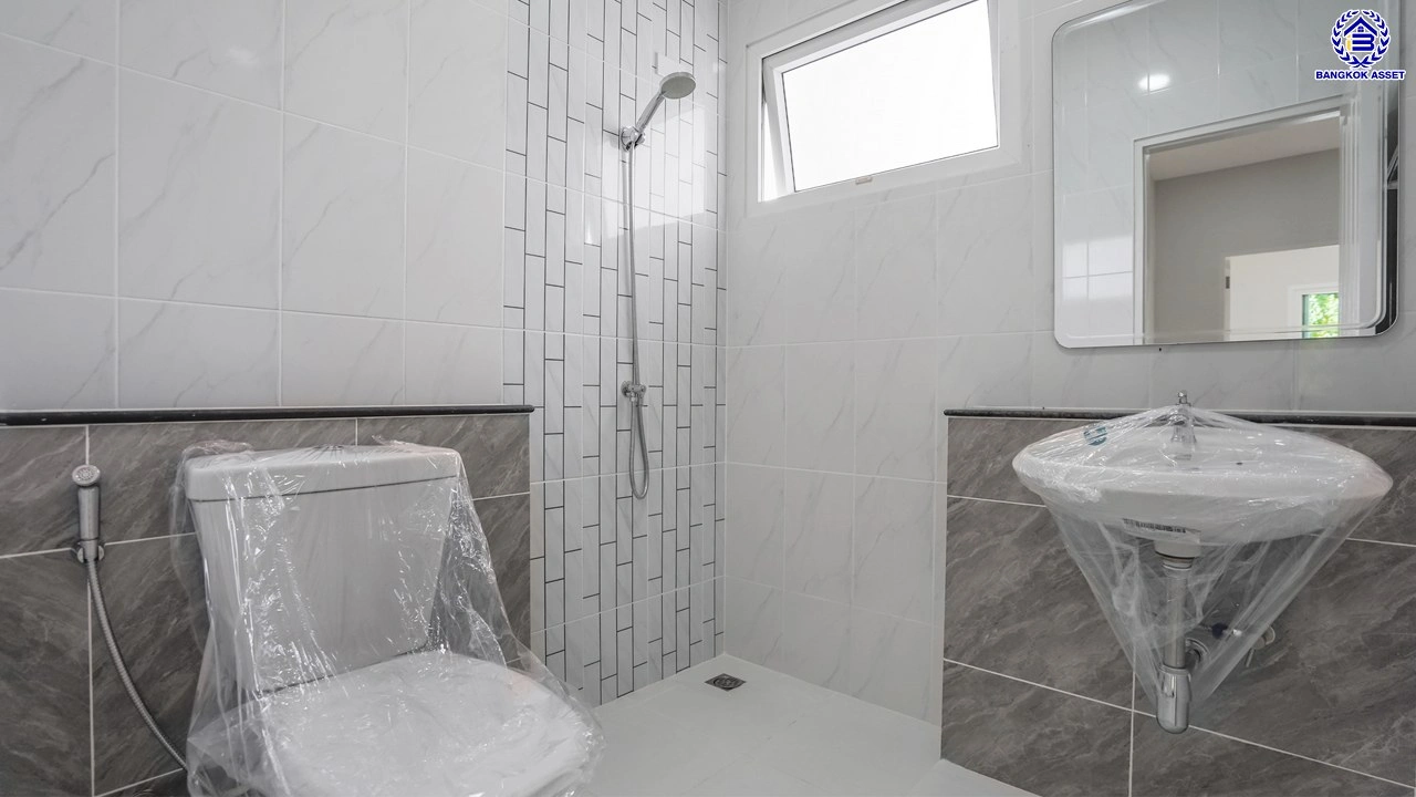 บ้านรีโนเวทใหม่ บ้านคุณภาพจาก Property Perfect เพอร์เฟคเพลส ราชพฤกษ์ ติดถนนราชพฤกษ์ เชื่อมต่อถนนรัตนาธิเบศร์ ใกล้รถไฟฟ้าสายสีม่วง "สถานีบางรักน้อยท่าอิฐ" จุดขึ้นทางด่วน "กาญจนาภิเษก" และเซ็นทรัล เวสต์วิลล์ บนเนื้อที่ 55.2 ตร.ว. พื้นที่ใช้สอย 166 ตร.ม. พร้อมฟังก์ชัน 3 ห้องนอน 3 ห้องน้ำ จอดรถได้ 2 คัน