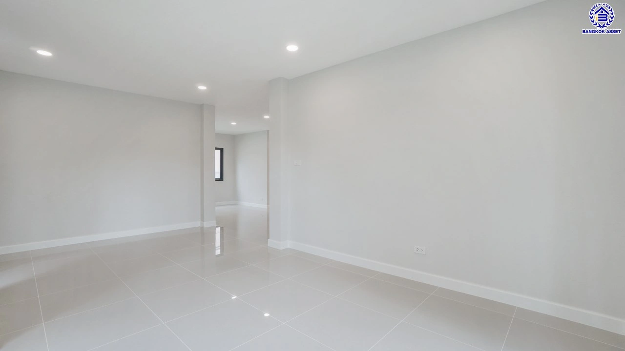 บ้านรีโนเวทใหม่ โครงการ เพอร์เฟคเพลส รัตนาธิเบศร์-ไทรม้า บนเนื้อที่ 59.8 ตร.ว. พื้นที่ใช้สอย 187.67 ตร.ม. ฟังก์ชัน 3 ห้องนอน 3 ห้องน้ำ จอดรถได้ 2 คัน ใกล้ 2 เซ็นทรัล ทั้งเซ็นทรัลรัตนาธิเบศร์, เซ็นทรัลเวสต์เกต ติดถนนรัตนาธิเบศร์ และ รถไฟฟ้าสายสีม่วง "สถานีบางรักน้อยท่าอิฐ"