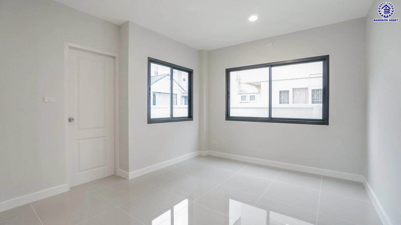 บ้านรีโนเวทใหม่ โครงการ เพอร์เฟคเพลส รัตนาธิเบศร์-ไทรม้า บนเนื้อที่ 59.8 ตร.ว. พื้นที่ใช้สอย 187.67 ตร.ม. ฟังก์ชัน 3 ห้องนอน 3 ห้องน้ำ จอดรถได้ 2 คัน ใกล้ 2 เซ็นทรัล ทั้งเซ็นทรัลรัตนาธิเบศร์, เซ็นทรัลเวสต์เกต ติดถนนรัตนาธิเบศร์ และ รถไฟฟ้าสายสีม่วง "สถานีบางรักน้อยท่าอิฐ"