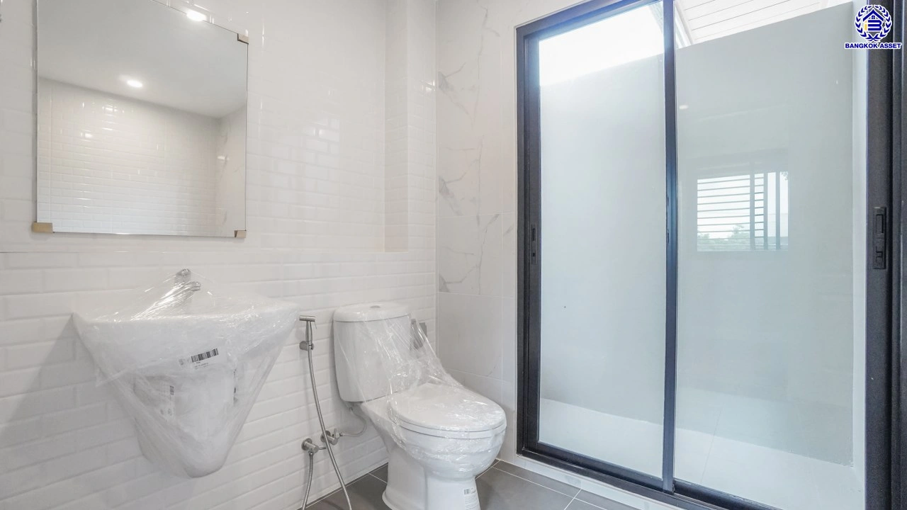 บ้านรีโนเวทใหม่ โครงการ เพอร์เฟคเพลส รัตนาธิเบศร์-ไทรม้า บนเนื้อที่ 59.8 ตร.ว. พื้นที่ใช้สอย 187.67 ตร.ม. ฟังก์ชัน 3 ห้องนอน 3 ห้องน้ำ จอดรถได้ 2 คัน ใกล้ 2 เซ็นทรัล ทั้งเซ็นทรัลรัตนาธิเบศร์, เซ็นทรัลเวสต์เกต ติดถนนรัตนาธิเบศร์ และ รถไฟฟ้าสายสีม่วง "สถานีบางรักน้อยท่าอิฐ"