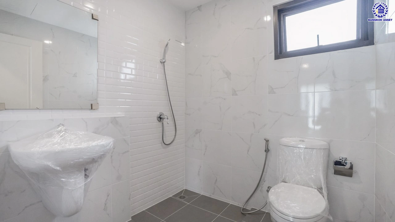 บ้านรีโนเวทใหม่ โครงการ เพอร์เฟคเพลส รัตนาธิเบศร์-ไทรม้า บนเนื้อที่ 59.8 ตร.ว. พื้นที่ใช้สอย 187.67 ตร.ม. ฟังก์ชัน 3 ห้องนอน 3 ห้องน้ำ จอดรถได้ 2 คัน ใกล้ 2 เซ็นทรัล ทั้งเซ็นทรัลรัตนาธิเบศร์, เซ็นทรัลเวสต์เกต ติดถนนรัตนาธิเบศร์ และ รถไฟฟ้าสายสีม่วง "สถานีบางรักน้อยท่าอิฐ"